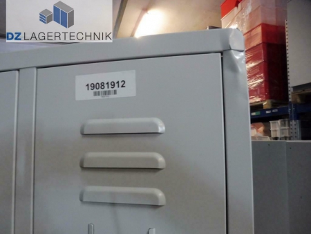 Umkleidespind mit 2x2 Abteilen in grau 500x630x1700 – Bild 2